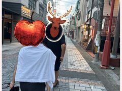 お盆でもやっている予約したお店に向かう

妹1は秩父のウイスキーを飲むって。
あたくしは味噌ポテトと味噌豚が楽しみ
この日は涼しくて妹1はこの白いテーシャツをファミマで買ってた。
長袖も売ってるし、なかなかの質と価格でファミマ便利！