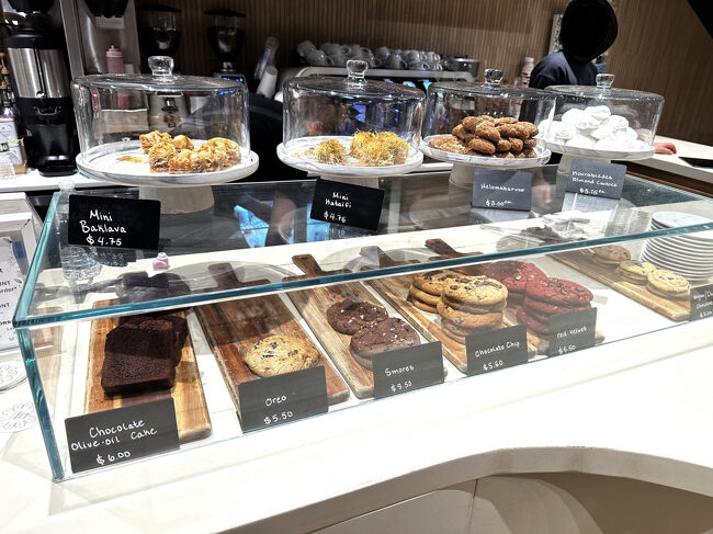 NY・マンハッタン【Ariston Flowers &amp; Café】1F<br /><br />ショーケースのスイーツ<br /><br />焼き菓子系が多いです。