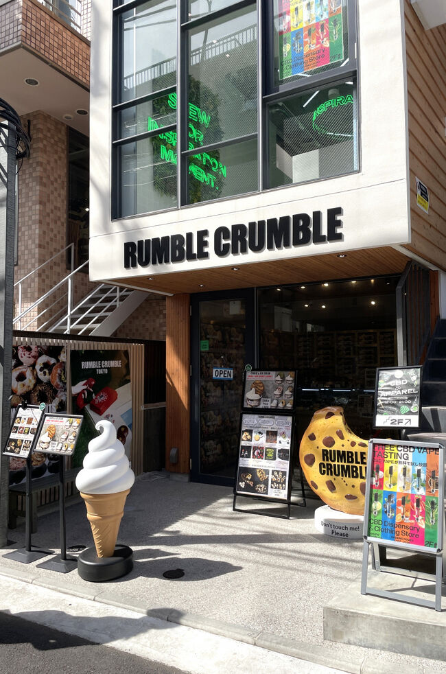 東京・明治神宮前〈原宿〉【RUMBLE CRUMBLE】<br /><br />2024年12月1日に原宿にオープンした高級クッキー専門店<br />【ランブル クランブル】渋谷店の外観の写真。<br /><br />2025年11月には銀座にもオープンするようです。<br /><br />世界の歌姫リアーナやビヨンセなどのシェフを務めた方々が設立した<br />フードブランドです。