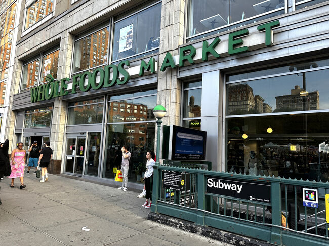 NY・マンハッタン『Whole Foods Market』<br /><br />高級スーパー『ホールフーズ マーケット』ユニオン スクエア店の<br />エントランスの写真。<br /><br />ホールフーズ マーケットオリジナルのトートバッグ（エコバッグ）を<br />探します。