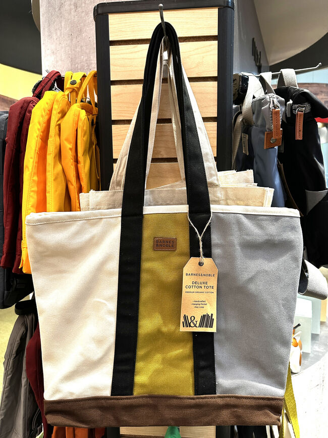 『バーンズ アンド ノーブル』のトートバッグ（エコバッグ）<br />29.99ドル