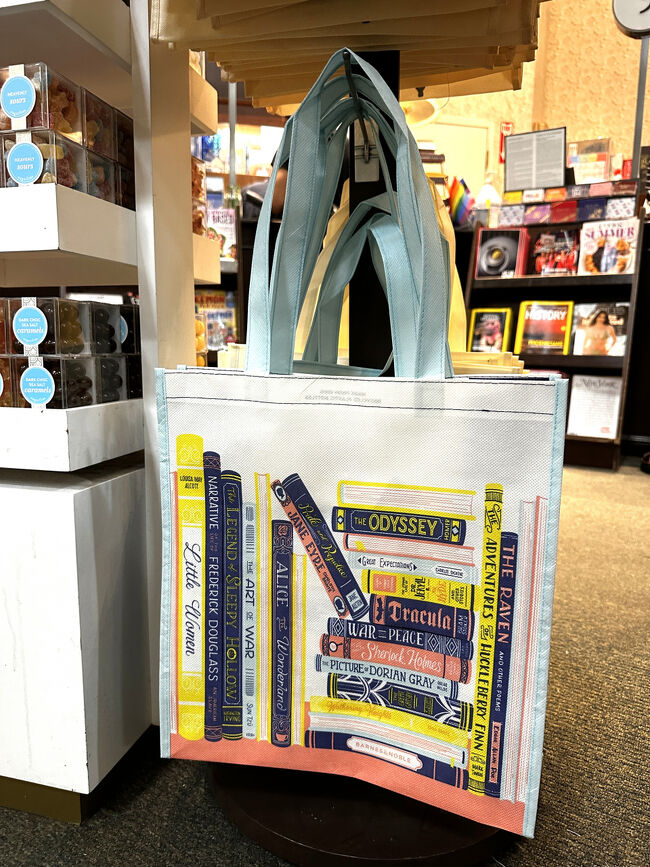 『バーンズ アンド ノーブル』のトートバッグ（エコバッグ）<br />2.41ドルの写真。