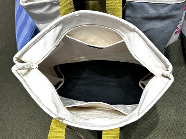 中にはポッケが2つあり便利です。