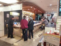 新千歳着後は、まっすぐグルメエリアへ。
人気の「五十七番寿し」に並びました。