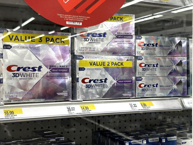 NY・マンハッタンのスーパー『ターゲット』ユニオン スクエア店<br /><br />いつもハワイなどで購入していましたが、コロナ禍で<br />行かなくなった時期は友達が帰国する際に買ってきてくれました。<br /><br />その後もずーっと使い続けているホワイトニングの歯磨き粉です。<br />1つ　8.99ドル、2つセットで14.99ドルなので3つセットの方が<br />お得です。<br /><br />〇 Crest 3Dホワイト ブリリアンス（歯磨き粉）　18.99ドル<br /><br />ちなみに、ハワイの『ターゲット』では、<br />〇 Crest 3Dホワイト ブリリアンス（歯磨き粉）<br />1つ　9.89ドル、2つ入り　16.49ドル、3つ入り　20.99ドル<br /><br />まだおうちにたくさんあるので購入しませんでした。