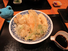 名月庵　田中屋（西武百貨店）

東京駅から池袋、駅直結西武のお蕎麦屋でお夕飯。野菜天丼を
と、後から来たお客さんに「今日はいつもより早く閉店」と言っている

お店を出ると、大雪！！！それで早仕舞い・・・。一歩も外に出てなくて気付かなかった。電車走ってるけどいつ止まるかわからない。最寄りの1つ前でまた止まったので降りてタクシーで帰ろう。が、乗り場は行列なうえ来ない、ぜんっぜん来ない。「スマホで呼んだ方が早い、いや、この辺には一台もいない」と列からパラパラ離脱していく。電車がかろうじて動いているので振出しに戻り１駅乗って帰る。ここ数年見たことのないような大雪に足を埋めながら身を寄せ合って人気のない道を歩きなんとか帰宅

桜は2咲き、一風変わったな宿、暴風雨を歩いただけの稲取、そして大雪の家路・・・。天候は仕方ないとはいえ反省しきりのワースト上位確定な旅に。何年かしたらこれはこれでいい想い出になる、のかな～。あ、苺はおいしかった！