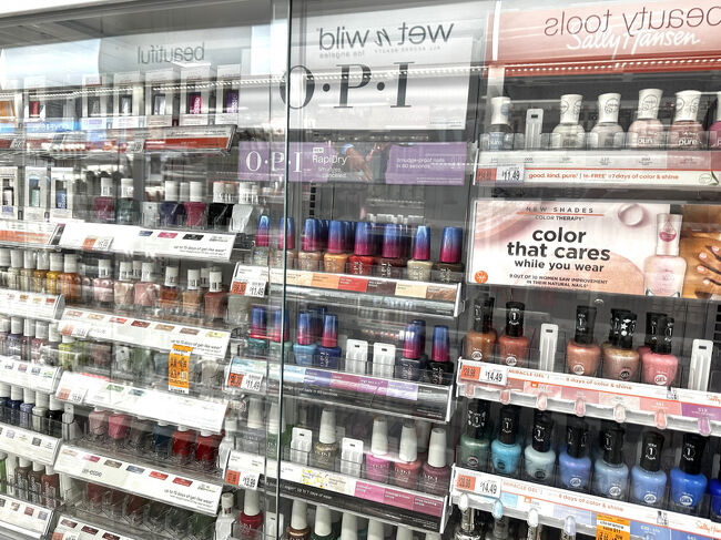 NY・マンハッタンのネイルコーナーの写真。<br /><br />反射して見えづらいですね。。<br />日本ではOPIやエッシーのマニキュアを販売しているところが<br />少なくなってきました。ネイルサロンに行ってしまうので。。<br /><br />でも時間がないとき（サロンの予約が取れない）など<br />ペディキュア用に何か欲しくなります。<br /><br />日本未発売の速乾性ネイルラッカー（60秒で乾く）<br />〇 NEW！「OPI」RapiDry（ラピドライ）　11.49ドル<br /><br />天然由来のネイルラッカー<br />〇 「OPI」Nature Strong（ネイチャー ストロング）　13.99ドル<br /><br />日本では、2,420円～2,750円します。<br /><br />日本未発売のジェル状のネイルポリッシュ<br />〇 「Essie（エッシー）」gel-like nail polish　15.99ドル