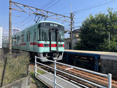 反対側は駐輪場から撮りました。この後幕回しで大牟田行きになったのが以外ですが、大牟田方面は各駅停車で2両で足りるからなのでしょう