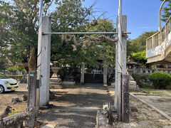 途中にあった素盞嗚神社で座って休憩とお参り