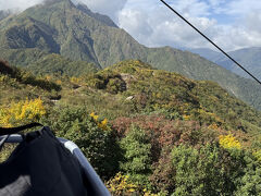 リフトに乗って降ります。
風も出てきて、下りのリフトって結構怖いです。