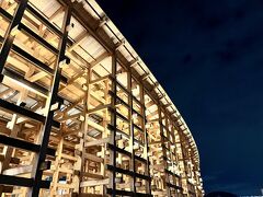 ■大屋根リング

21時に大屋根リングの屋上は閉まるので、下に降りてきました。

下から見上げる大屋根リングもとても美しいですね。特にライトアップされる夜間は、木造建築である大屋根リングの木組みが綺麗に見えます。