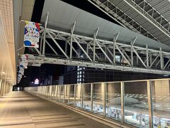■大阪駅

某鉄道系Youtuberの聖地としても有名な(?)、大阪駅の連絡橋口近くの通路にやってきました。

ここは少し奥まったところにあるので、多くの人が行き交う大阪駅とは思えないほど閑散としています。