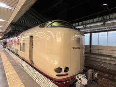■大阪駅

定刻通りにサンライズ号が入線。サンライズ号の大阪駅での停車時間は2分しかないので、先頭車両の写真を撮ったらすぐ車内へ入ります。

先頭車両の運転台側には旅客用のドアが無いので、もたもたしていると乗り遅れてしまいます・・・