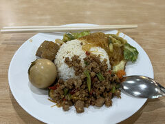 ドンムアンでの入国は待ち時間なし。

さて、お腹がすきました。
国内線ターミナルの南にあるフードコートで食事。
50バーツスタートでおかずを1種増やす毎に10バーツ追加。まだまだ安いタイの食事。
ターミナル内に「空港価格」の飲食店もあるのに共存してる不思議。
