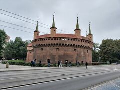 今日はチャルトリスキ美術館で、 ダ・ヴィンチの絵を見る予定です。予約時間には少し早いので周りを散歩。近くにはバルバカン（城壁を守る円形の砦）があります。