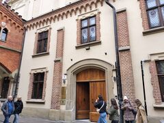 時間になったので、チャルトリスキ美術館に入ります。入り口がこんな感じで表示も小さく、分かりにくかったです。