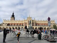 この立派な建物は織物会館。２階はクラクフ国立美術館の別館になっているそうです。