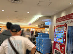 先ほど、ソフトクリームとラーメン（コーンぱんも）を食べてお腹は満腹ですが、ソフトクリーム選手権1位獲得6連覇の「きのとや」に並びます。

こちらは、朝9時台に確認した時も長蛇の列でした。
本日10/1から国慶節が始まり、海外からの旅行者もたくさん並んでいるようです。