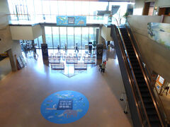 琵琶湖博物館は９時半オープン、高校生以下は無料です。　月曜日　休館

我々は水生植物公園との共通券を購入、１人920円。
博物館だけなら、大学生＝470円、　　大人＝840円
https://www.biwahaku.jp