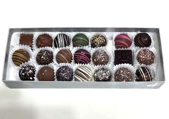 いろんな種類のトリュフチョコでした。<br /><br />普段、ビター味は食べません。<br />いただいてみたらビターらしき色のものまで全部がおいしかったです☆<br /><br />どうもありがとう♪<br /><br />続きます。