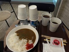 関空のNODOKAラウンジでカレーライスとビールとレモン酎ハイをいただく