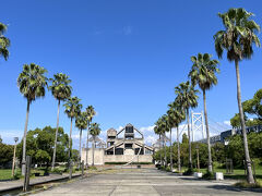 正面の記念館が展望台になってるんだね