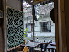 ウブドの旧市街を周回往路以外で唯一東西に繋がるDewisiti通りに有るイタリアン、ワルン チッタ オヴェストに入ります。
なんか女性だけでやっているお店見たいです。
