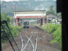 一線スルー方式の駅では、スピードを落とさずに容赦なく通過。