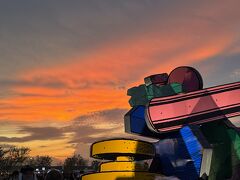 これも、パブリックアートの１つのようです。夕景と相まって、どこか海外にいるような景色に見えます。