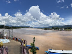 ゴールデントライアングル公園と呼ばれている場所です。

左がミャンマー。右がラオス。

有名な場所ですが、両国を見渡すスポットは他にもあります。というかそっちの方がおすすめ。後ほど行きます。