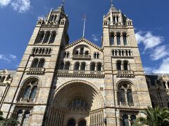 疲れてたのでホテルで少し仮眠とってから、自然史博物館にやってきました！
12時で予約してたのですが、3時くらいでも入れてもらうことができました。
全く予約がない人はこの時は入れなさそうでした。
