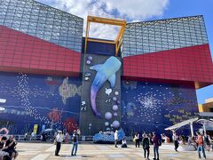 賑わってるねぇ
海遊館の真ん中の黄色い箇所は、相方によればデカい魚が入った船荷の水槽などを運び入れる滑車みたいなものだそうです。