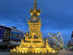 街へ。
チェンライの名所、時計塔。