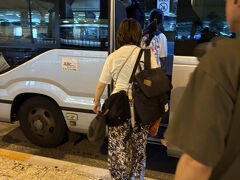 19：43
やっと送迎バス来た！

19：50
やっと出発！営業所へ～…
早く車借り終わりたい…
( T_T)

営業所に着くと一気進んで5分ちょいで車に案内されました～！

行くぜ！
今回の旅の目的その1
･:*+.\(( °ω° ))/.:+　　
小　　籠　　包　　
･:*+.\(( °ω° ))/.:+