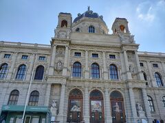 シェーンブルン宮殿をあとにする際に次に訪れる予定の美術史美術館への行き方をGoogleマップでチェックすると「休館」との信じられない文字が！
なんと日本の公共施設のように月曜休館だった

とりあえずダメ元で向かうも非情にも閉まっていた。また向かう途中のバス内で調べるも月曜休館の施設だらけだった。

ここのカフェを楽しみにしていたが、無念

P.S.現地移動中にChatGPTに相談して「自己都合は払戻不可だけど、ダメ元で払戻を申請したら？」とアドバイスを貰ったからメールで事情を説明してやり取りしたところ、全額クレジットカードに返還されました
神対応、ありがとうございました！