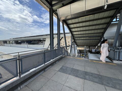 さて、どこに行こう。

モノレールのピンクラインというのが出来たそうです。
よし、乗ってみよう。

■ダークレッドライン　ドンムアン→ラックシー
まずは空港からダークレッドラインでラックシーへ向かいます。
ラックシー駅には今風の商業施設が隣接しています。
モノレールの駅は見えてるのですが、通路が直接つながっていない！
これはどうにかならなかったのか。