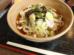 中禅寺温泉のバス停で下車して、
午前中はひたすら座席に座って移動するだけでしたが、
それでもお腹は空くもので、
南摩さんで山菜うどんをいただきます。
濃い目のつゆが美味しい！