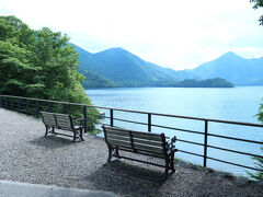 建物前のベンチは、
中禅寺湖を一望できる絶好のスポット。
