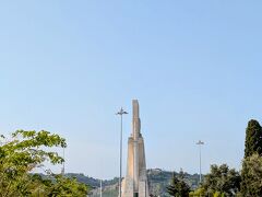 縦？に見た発見のモニュメント。