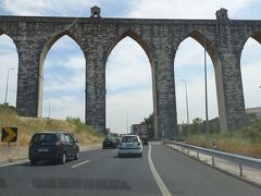 レンタカーを返却しに空港までのんびり向かっていたら、大きな橋みたいなのをくぐりました。調べたら水道橋でした。