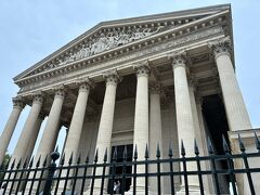 地下鉄でマドレーヌまで移動しました。
駅を出ると荘厳な建物が…！　マドレーヌ寺院、とても立派です。今回は立ち寄る時間はなかったのでまたの機会にお預けです。
中でクラッシックコンサートも開催している日もあるそうなので興味ある方は調べてみてください。クラッシック音楽大好きなのでいつかぜひ聴きたいです(*´꒳`*)