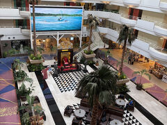 吹き抜けのロビーです。
？？？
大きな液晶パネル？？
こんなのあったかな？？
何かの試合とかパブリックブーイングでもするのか？？