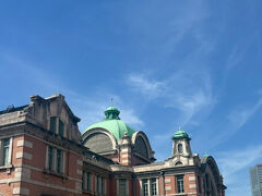 隣にある旧ソウル駅舎　１９２５年築
 設計者は東京駅設計の辰野金吾の弟子塚本靖と、朝鮮総督府の建築家ゲオルグ・ラランデ（ドイツ人）