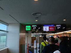 羽田6:20発のANA987便で千歳に向かいます。千歳に一番早く到着する便なので基地祭に行く同士の姿もチラホラ。
Group3の列に並びJA134Aへ搭乗します。