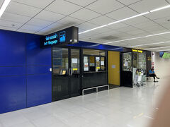 今夜の飛行機でジャカルタへ向かいます。
それまでバンコクをうろうろしましょう。

ドンムアン空港の荷物預かり所を利用します。
場所は2階の国内線と国際線のターミナルを繋ぐ通路の途中。
正直、目立たない場所です。
荷物1個、24時間で75バーツ。