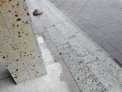 すみ屋さんの軒下。
ここの柱も大谷石。使いやすいのか？