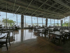 ７＜道の駅　スワン４４ねむろ＞
　道の駅「スワン４４ねむろ」の館内。ガラス張りになっていて、寒い時期でもじっくりと風蓮湖に来る野鳥を観察できます。