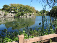 【姫路城】

「内堀」
大手前通りには少なかったのですが、ここにきて観光客がぐっと増えてきました。