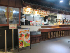 夕食を食べに近くのアイスクエアの「丸亀製麵」へ
なぜかいつも丸亀製麺に行きたくなる
時間が遅いからか広東語オンリーのおじさんの定員さんで注文するのが大変でした
メニュー写真が外向けなので指差してもわかってもらえないので、スマホで写真を撮って見せて何とか・・・って感じでした