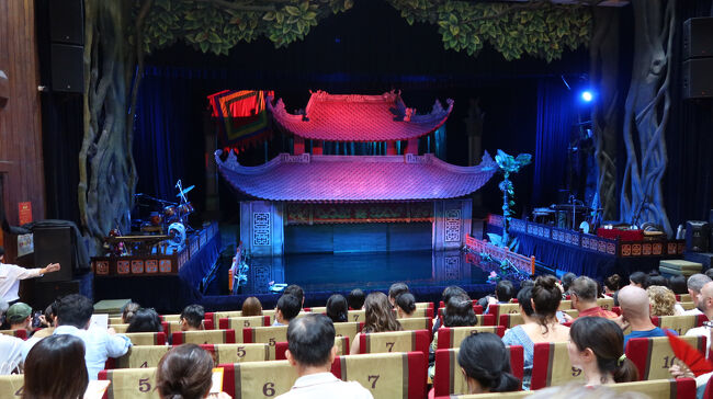 開始前、観客席には色々な国の人がいます。